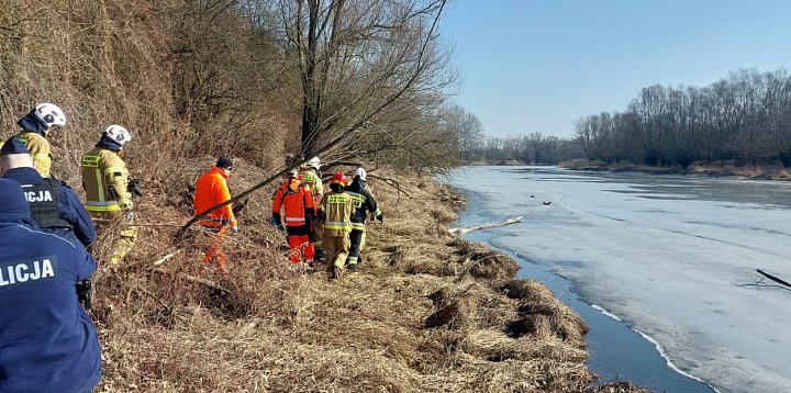 Motocyklista znalazł przy starorzeczu Wisły rannego...