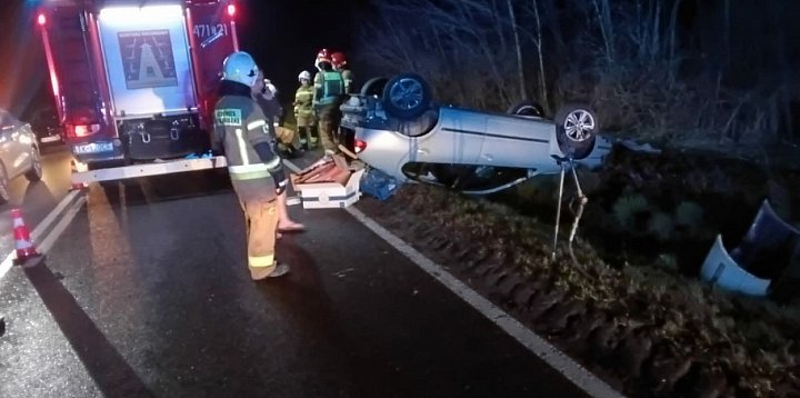 Groźne dachowanie na DK79 w Koprzywnicy
