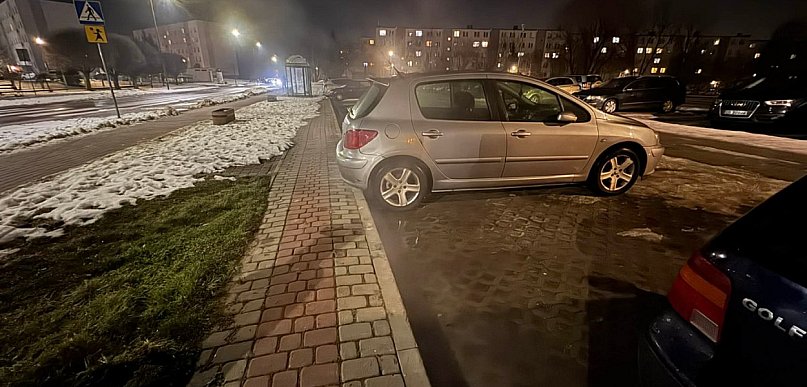 Para buchała spod kostki chodnikowej. Awaria sieci ciepłowniczej w Staszowie