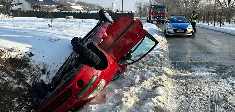 Groźne dachowanie w Chobrzanach. 26-latka w szpitalu