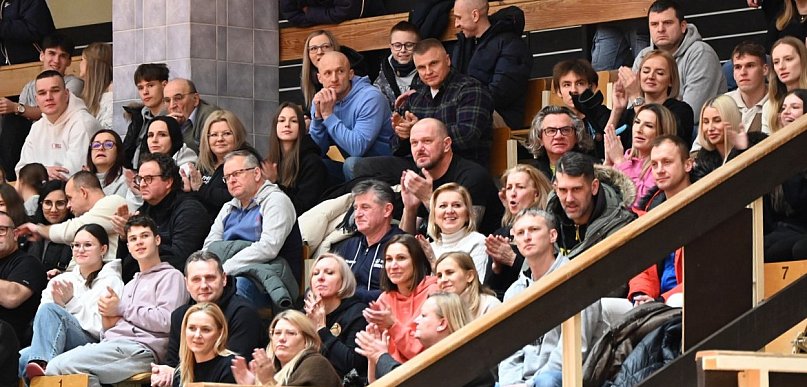 Mróz nie powstrzymał fanów Siarki. Znów pełne trybuny na meczu koszykarzy [FOTO]