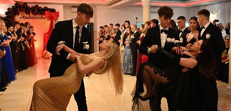 Elegancja i szyk. Widowiskowa studniówka Liceum Ogólnokształcącego w Grębowie