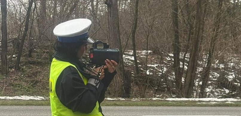 Pędził w obszarze zabudowanym. Kierowca stracił prawo jazdy