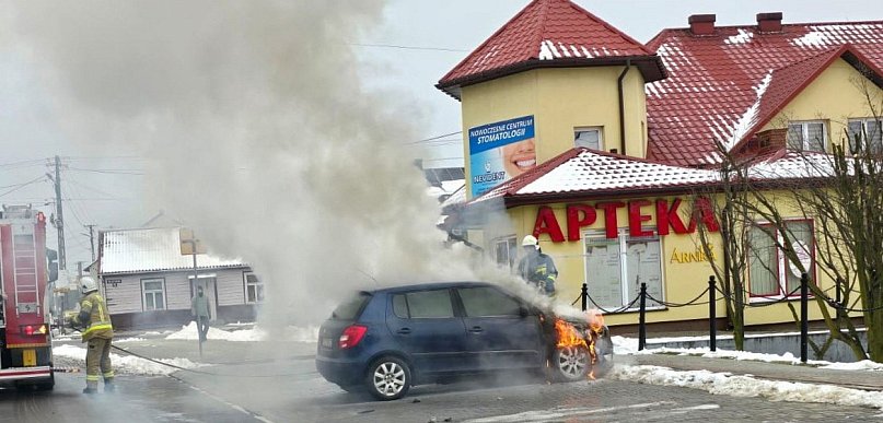 Skoda zapaliła się na parkingu w centrum miasta [ZDJĘCIA]