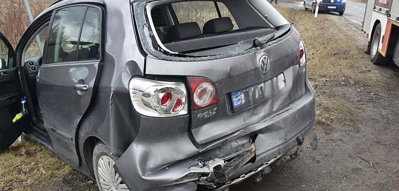 Zderzenie osobówki z samochodem ciężarowym w Stalach [ZDJĘCIA]