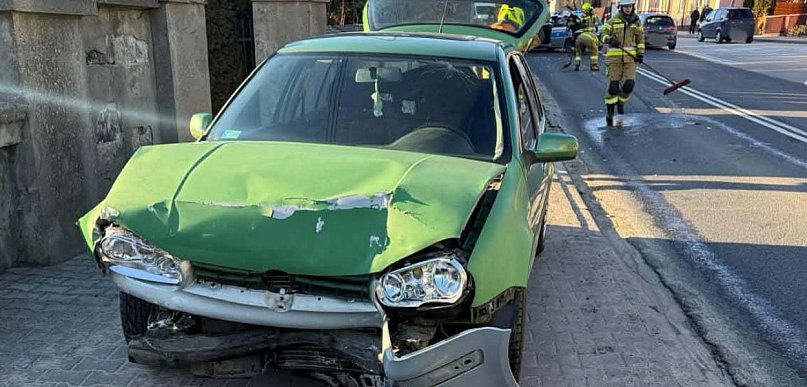 Pijany kierowca volkswagena uderzył w audi. Ponad dwa promile na liczniku w Osieku