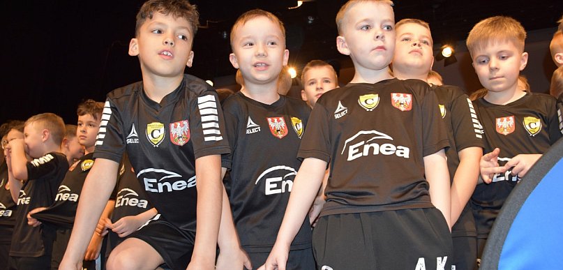 Kilkuset młodych piłkarzy znów może grać i trenować [FOTO]