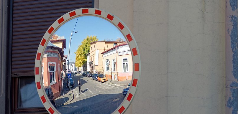 Bezpieczeństwo na drogach Podkarpacia i Świętokrzyskiego – jak lustra drogowe U-18