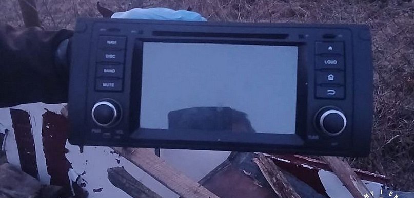 Policjanci odzyskali skradzione radio. Złodziej zabrał je z auta stojącego w...