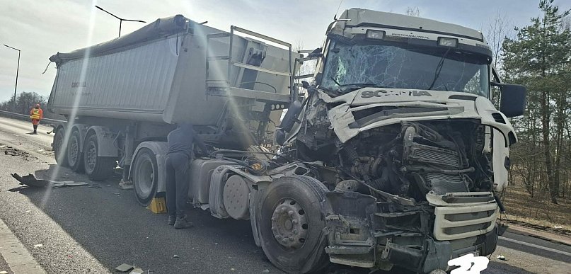 Zderzenie samochodów ciężarowych na DK9 w Nowej Dębie