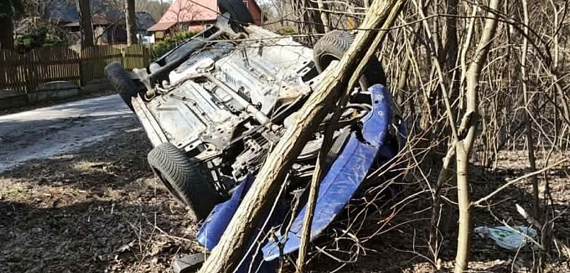 Groźne dachowanie w pow. staszowskim. 23-latka trafiła do szpitala