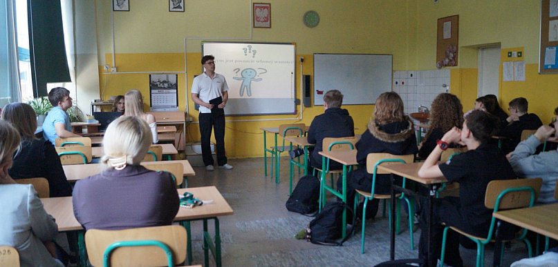 Młodzież mówi o hejcie. Warsztaty uczniów „Kopernika” w SP nr 10 w Tarnobrzegu