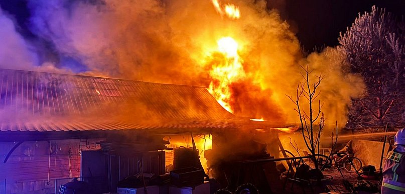 Groźny pożar pod Staszowem. Z ogniem walczy sześć zastępów straży [ZDJĘCIA]