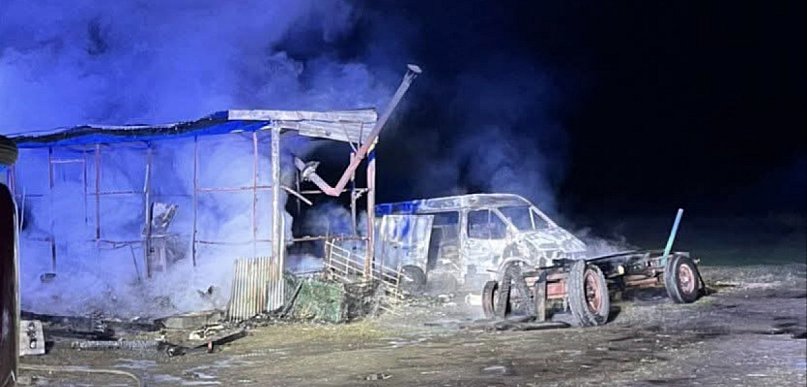 Pożar w Grębowie. W płomieniach barak i samochody, strażacy wynosili butle z gazem