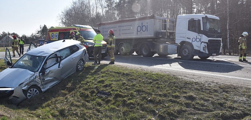 Groźny wypadek na skrzyżowaniu z DK9 w Jadachach [ZDJĘCIA]