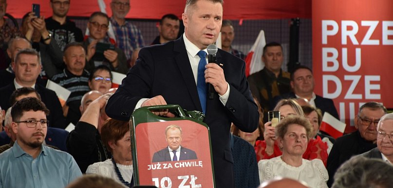 Przemysław Czarnek spotkał się z sympatykami w Staszowie. Przywiózł kanister z...