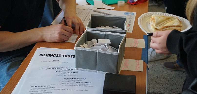 Tosty, loteria i nagrody. Uczniowie „Kopernika” wspierają Echo Ciszy