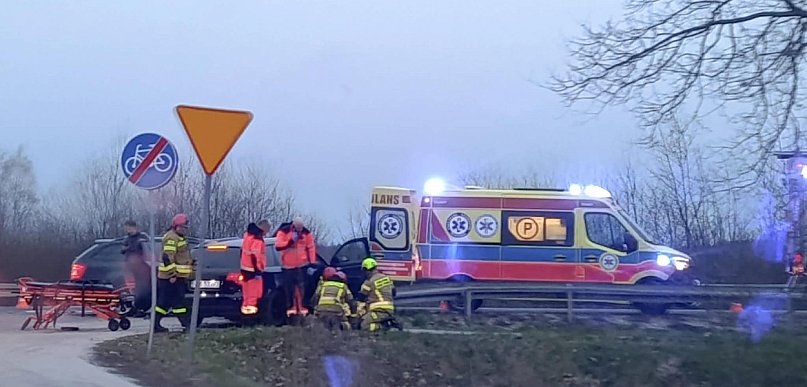 Wypadek na drodze krajowej nr 9 w Nowej Dębie. Dwie osoby w szpitalu
