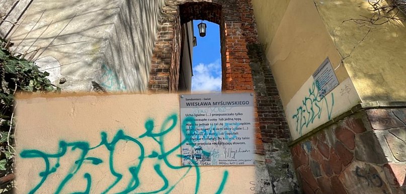 Ślady wandalizmu w Uchu Igielnym. Pomazana tabliczka z cytatem