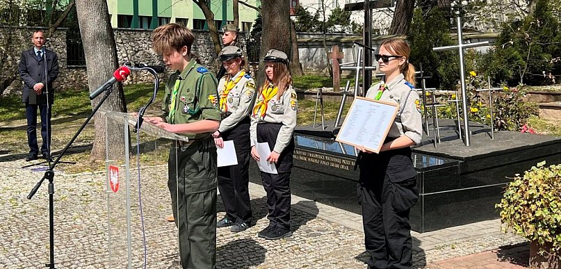 Sandomierzanie w hołdzie ofiarom zbrodni katyńskiej