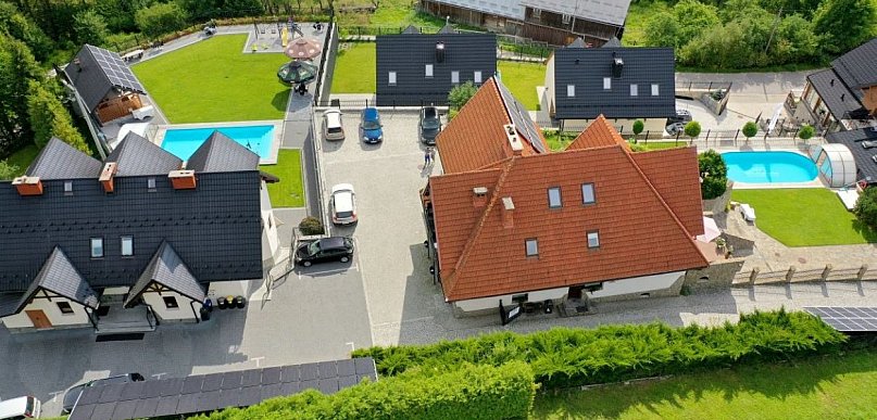 Noclegi w górach z basenem — gdzie szukać idealnego miejsca na wypoczynek