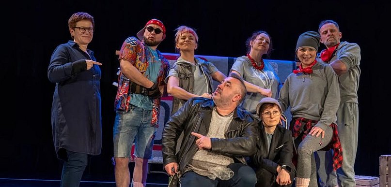 Komplet publiczności na premierze sztuki „Dziób w Dziób”