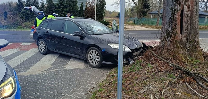 Policyjny pościg zakończył się na drzewie. Kierowca Renaulta miał ponad 2 promile!