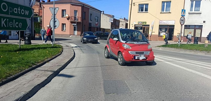 Piesza potrącona na pasach w centrum Staszowa. Kobietę przewieziono do szpitala