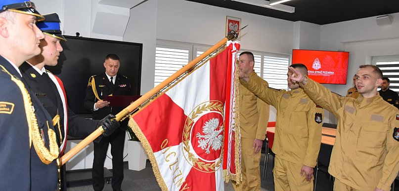 Nowi strażacy i młodzi mistrzowie. Uroczystość w Sandomierzu