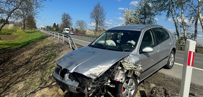 Wypadek na DK77 w Kleczanowie. 19-latek uderzył autem w psa, a potem w dostawczego