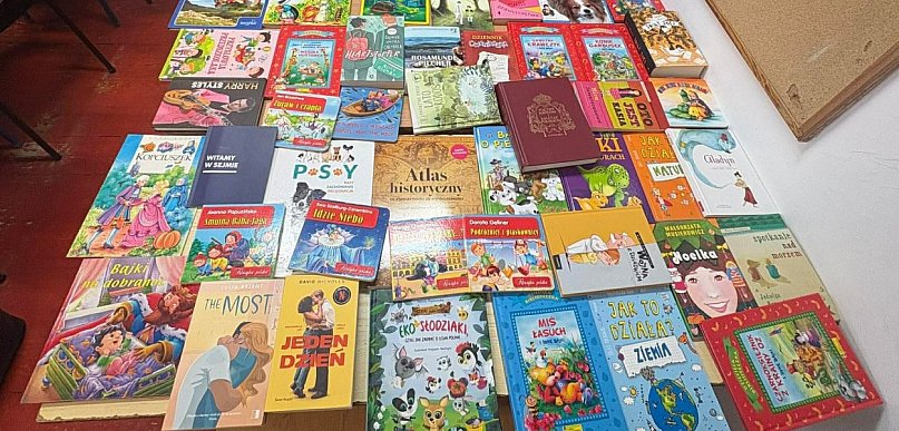 Uczniowie z projektem ReBox przekazali książki do domu dziecka