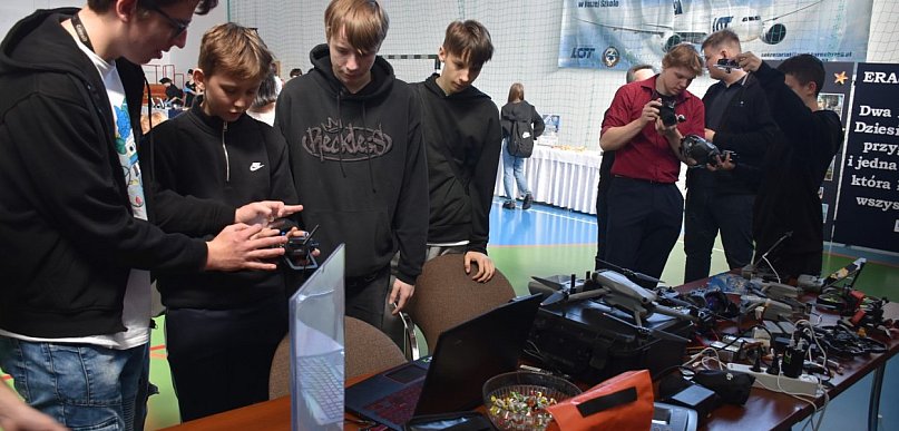 Tłumy na dniach otwartych „Prymasówki”. Szkoła pokazuje kierunki, sprzęt