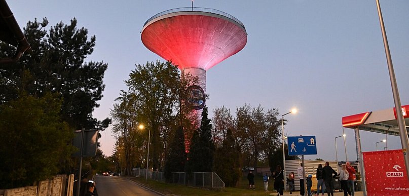 "Grzyb" w Tarnobrzegu iluminowany. Premierowe podświetlenie wieży ciśnień