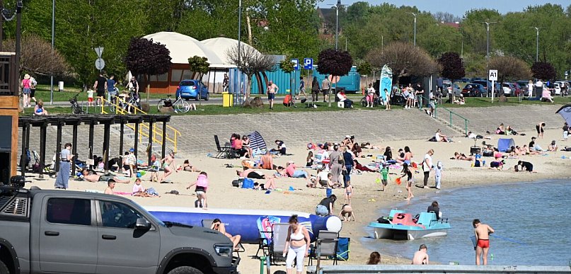Majówka nad Jeziorem Tarnobrzeskim. Plaża znów tętniła życiem [ZDJĘCIA]