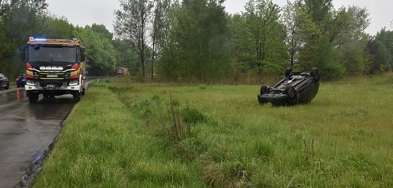 Groźne dachowanie na drodze Tarnobrzeg - Chmielów [ZDJĘCIA]