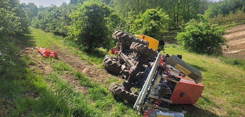 Wypadek podczas prac w sadzie. Ciągnik przewrócił się na stromym zboczu [ZDJĘCIA]