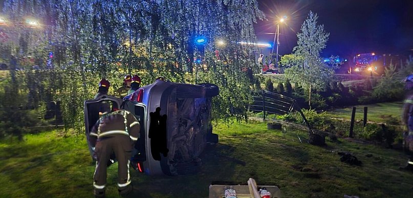 BMW skasowało ogrodzenie i dachowało na posesji. Groźny wypadek pod Sandomierzem