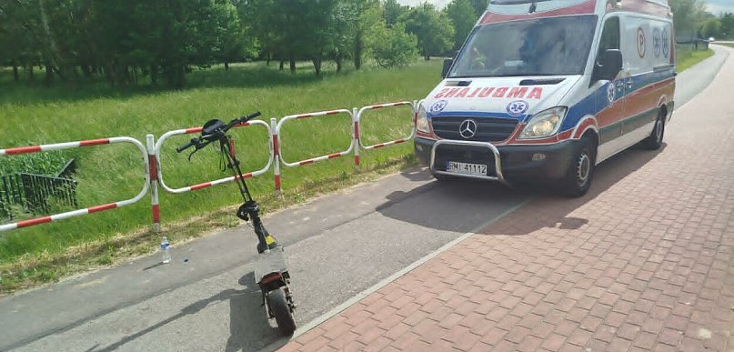 Wypadek nad jeziorem. Dwie 16-latki jechały jedną hulajnogą, trafiły do szpitala