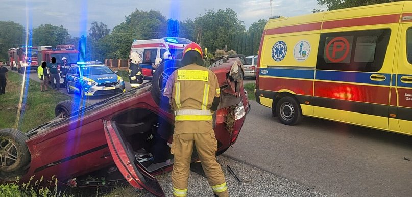 Groźne dachowanie w gm. Łoniów. Wezwano śmigłowiec LPR