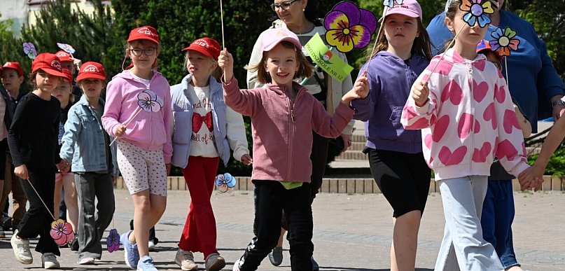 Kwietny korowód dzieci rozpoczął Urodziny Tarnobrzega [ZDJĘCIA]