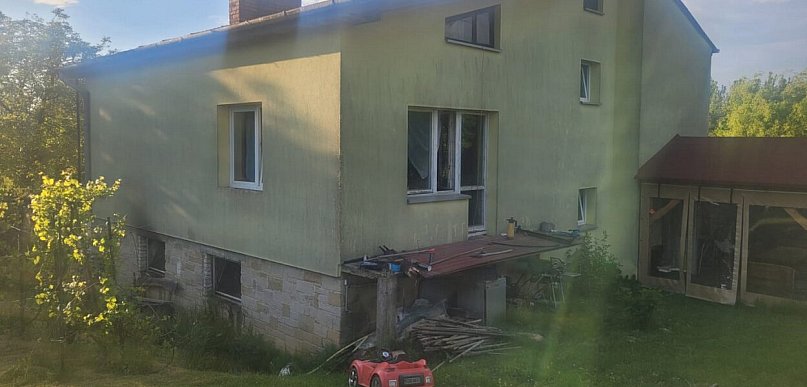 Pożar garażu w gminie Klimontów. Z ogniem walczyły trzy zastępy straży