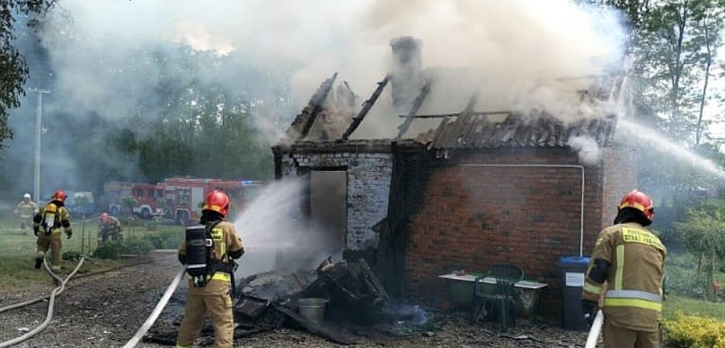 Pożar domu w Łukawie. Kobieta trafiła do szpitala