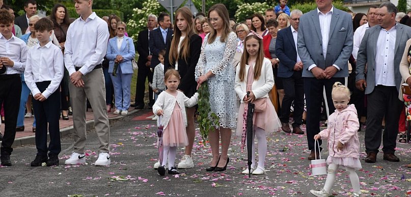 Procesja przeszła wśród pól i sadów. Boże Ciało w 700-letniej parafii Goźlice FOTO
