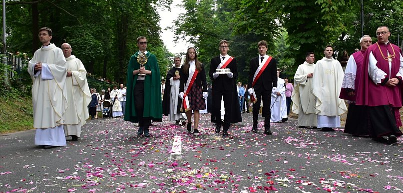 Wierni przeszli ulicami Sandomierza. Uroczystości Bożego Ciała [ZDJĘCIA]