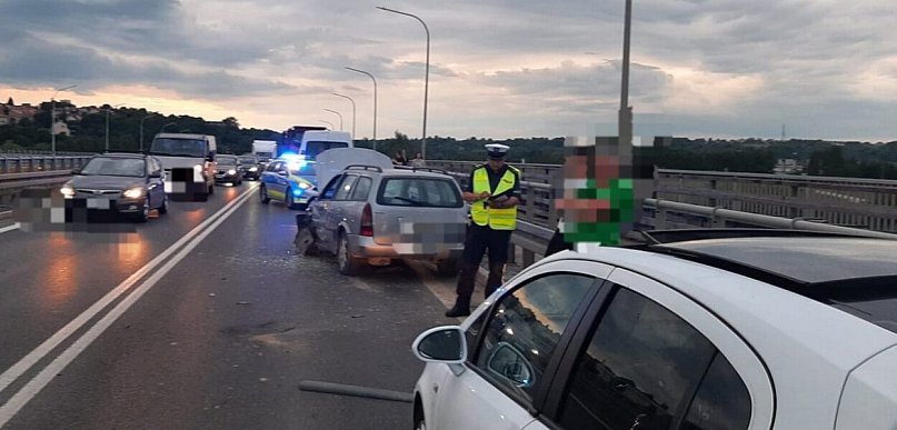 Zderzenie czterech aut na moście w Sandomierzu. Duże utrudnienia w ruchu