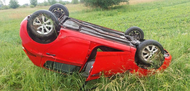 Groźnie wyglądające zdarzenie w Tarnobrzegu. Hyundai dachował [ZDJĘCIA]