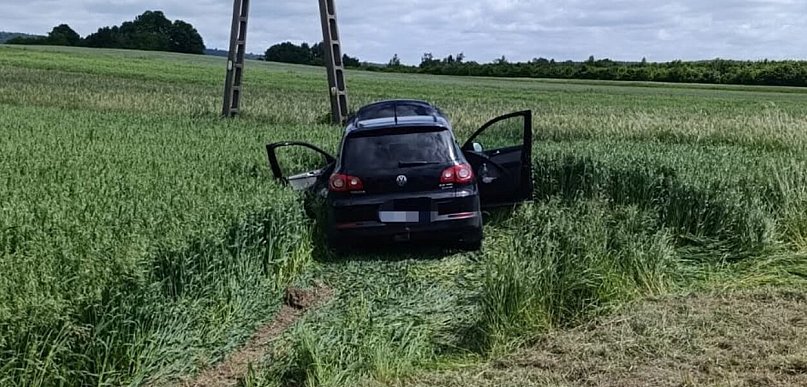 Zderzenie samochodu osobowego z ciężarówką na DK74. Dwie osoby trafiły do szpitala