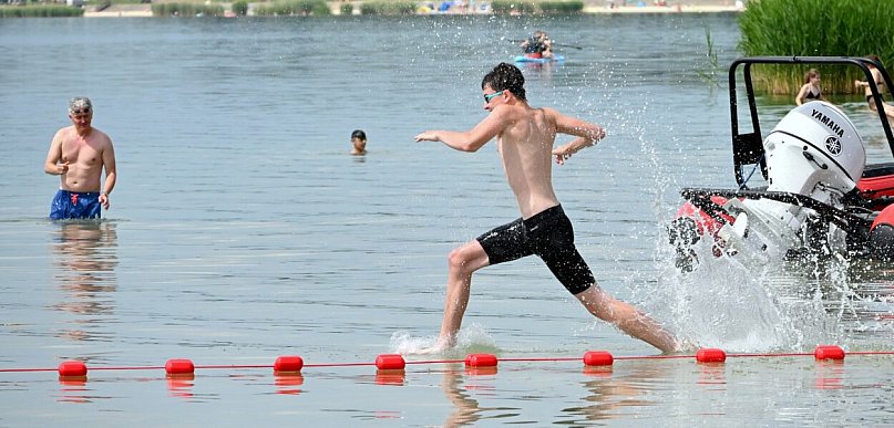 Triathlon dla dzieci nad Jeziorem Tarnobrzeskim. Rywalizacja małych twardzieli