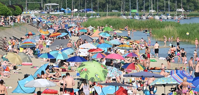 Nad Jezioro Tarnobrzeskie wrócił las parasoli. Ponad 30 stopni i tłumy na plaży