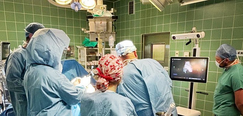 Pionierski zabieg w szpitalu w Tarnobrzegu. Ortopedzi użyli robota